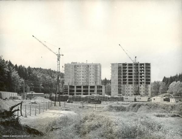 Budowa osiedla Brodwino - 1975 r. widok z łak między ul. Kolberga i ul. Cieszyńskiego. Na zdjęciu widoczny fragment zalewu Kamiennego Potoku przepływającego przez łąkę Brodwińską,  z zasobów Nauczycielskiej Spółdzielni Mieszkaniowej w Sopocie. Źródło: www.nsm.sopot.pl. Za: www.dawnysopot.pl.